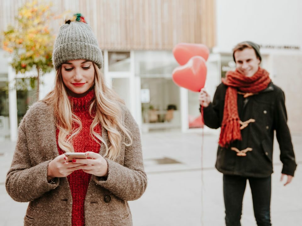 Une femme qui fait face à quelqu'un qui a le syndrome de l'homme pressé