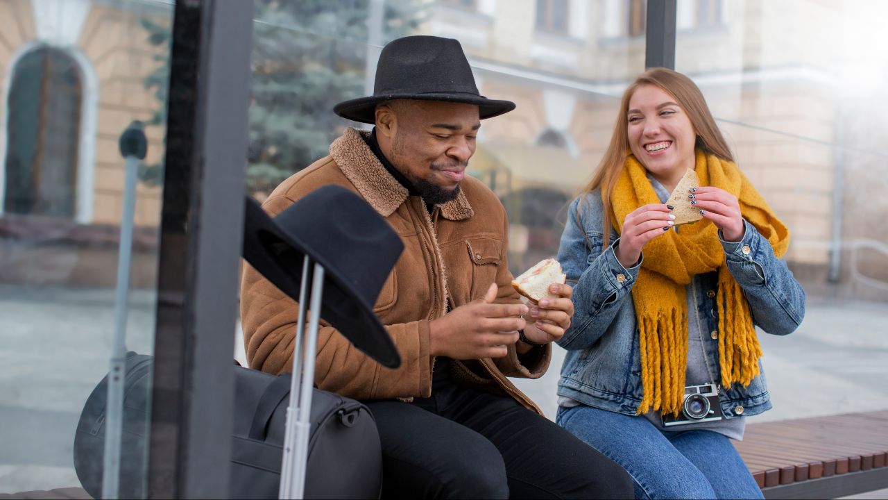 Un homme afro et une femme européenne qui se rencontre pour la première fois