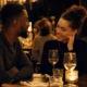 Couple souriant lors d'un premier rendez-vous dans un restaurant