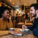 Couple mixte souriant lors d'un rendez-vous, loin des clichés de fétichisation raciale