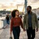 Couple métissé se promenant lors d'un rendez-vous romantique à Lyon au bord du Rhône