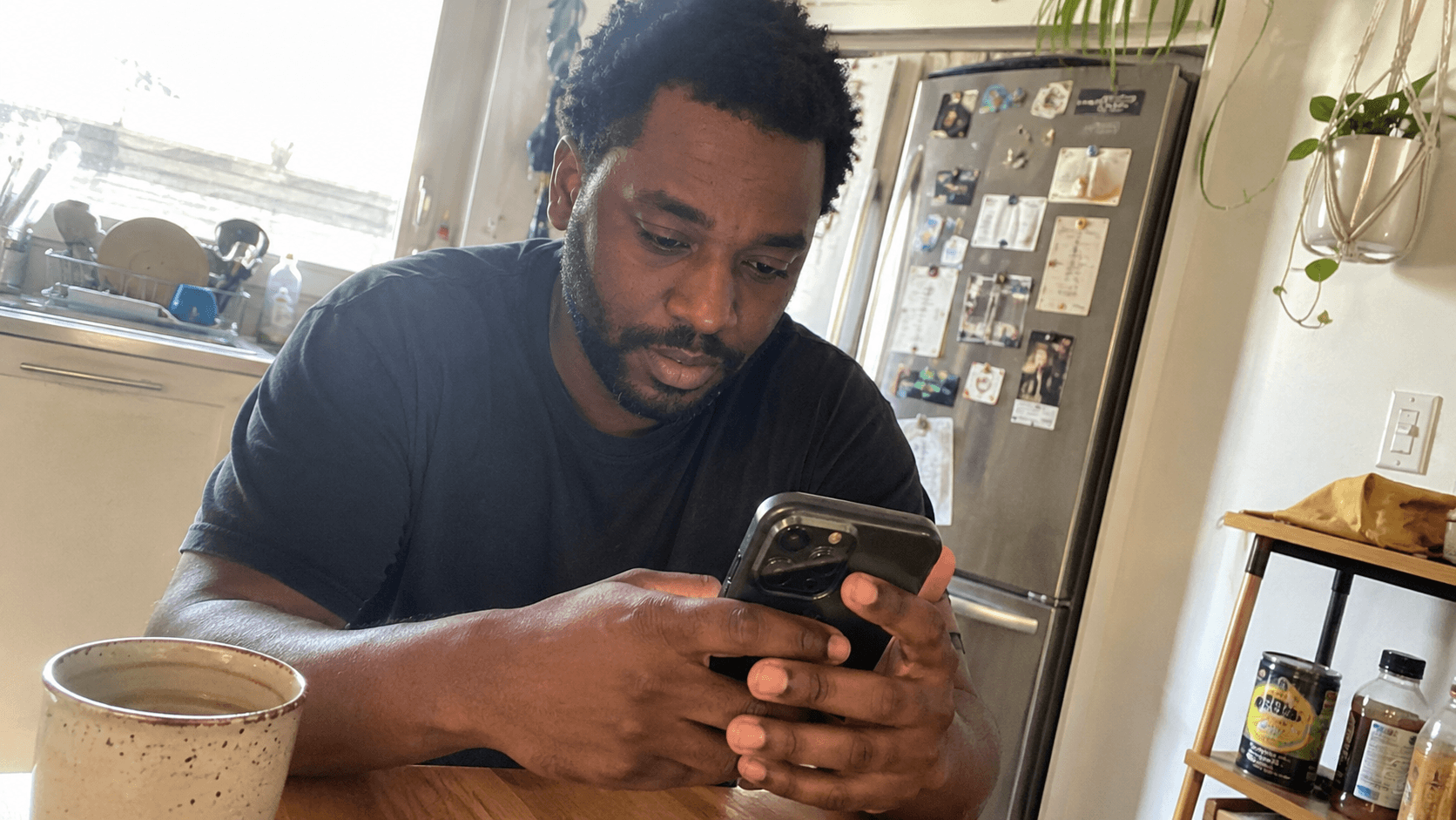 Homme utilisant une application de rencontre pour repérer les signes de fétichisation raciale