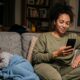 Mère célibataire consultant une application de rencontre pendant que son enfant dort