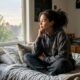 Adolescente métisse pensive, illustration de l'identité biculturelle adolescent