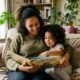 Mère métisse lisant avec son enfant, exemple de transmission double culture enfant