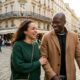Couple métissé se promenant dans un centre-ville, illustration des rencontres mixtes en province